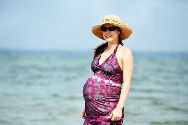 해변에서 임신한 여자 — 스톡 사진