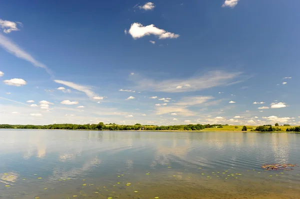 Apa calmă a lacului — Fotografie, imagine de stoc