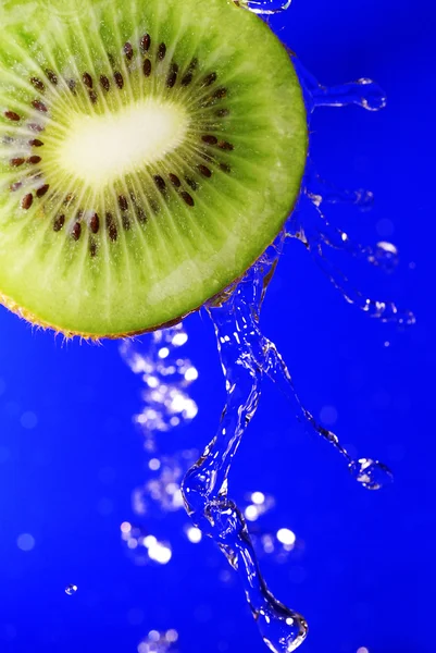 Água em kiwi — Fotografia de Stock