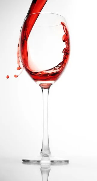 Vinho tinto despeje em vidro — Fotografia de Stock