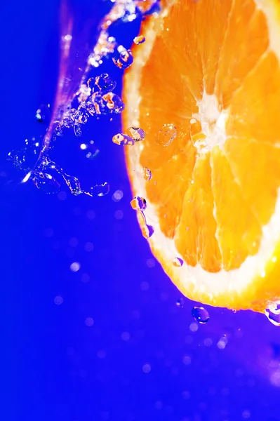 Juicy orange and splashes — Stock Photo, Image