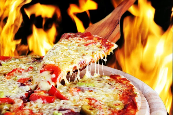 Pizza recién horneada de Owen — Foto de Stock