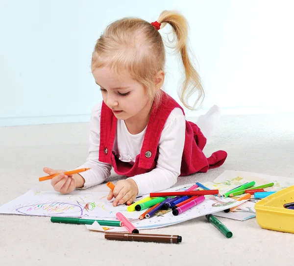 Girl is drawing — Stock Photo, Image