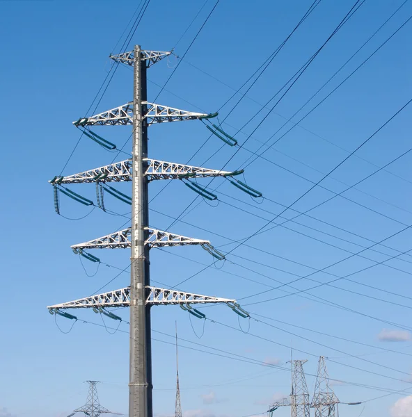 High-voltage power line metal towers — Stock Photo, Image
