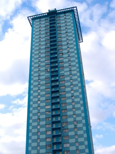 Висока будівля на небі з хмарами — стокове фото
