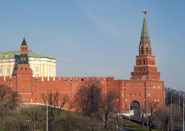 Muur van het Kremlin en twee torens in Moskou — Stockfoto