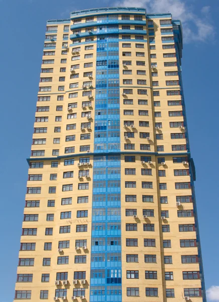 Bâtiment haut sur ciel bleu avec nuages — Photo