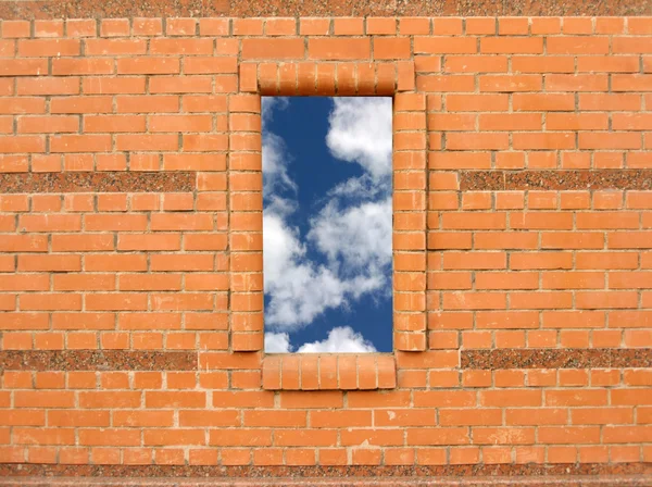 Pared de ladrillo rojo con cielo azul y nubes en ventana —  Fotos de Stock