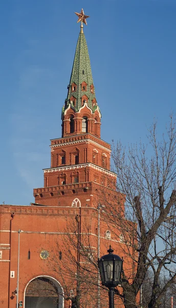 Kremelské zdi, věže a ulici Lucerna v Moskvě — Stock fotografie