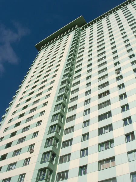 Vista inferior do edifício moderno alto no céu azul profundo — Fotografia de Stock
