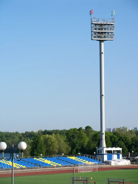 Частина на стадіоні з сидіннями та ліхтарною вежею — стокове фото