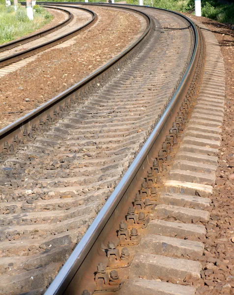 İki demiryolu yolları üzerinde dolgu üzerine beton çapraz bağları — Stok fotoğraf