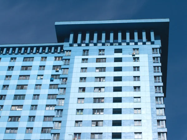 Vista inferior del alto edificio de apartamentos moderno en el cielo azul profundo —  Fotos de Stock