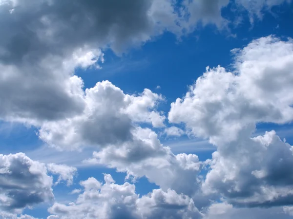 Muitas nuvens de chuva no céu azul no verão — Fotografia de Stock