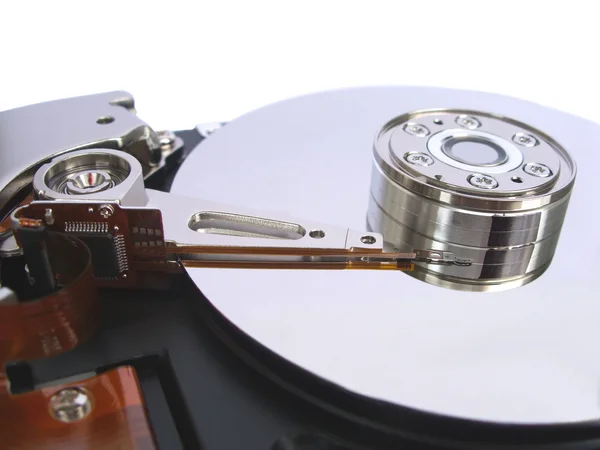 Открытый жесткий диск компьютера изолирован на белом крупном плане — стоковое фото