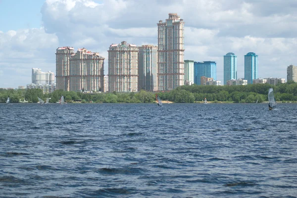 川にある湾の近代住宅と都市の風景 — ストック写真