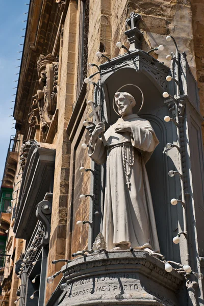 Saint standbeeld, straten van valletta, malta — Stockfoto
