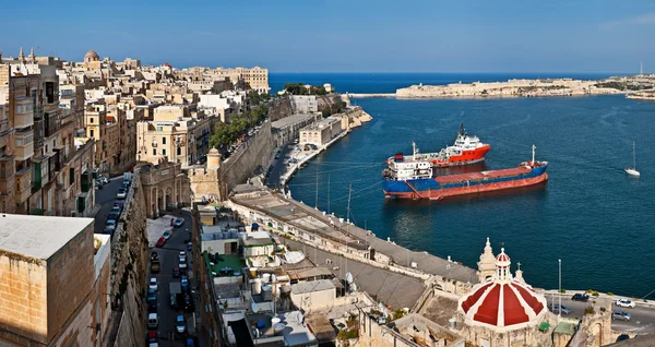 Panoramablick über den großen Hafen von den oberen Barrakka-Gärten in va — Stockfoto