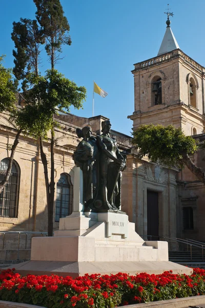 Скульптура Група поруч із Сент-Джона co Кафедральному соборі, Валлетта, Мальта — стокове фото