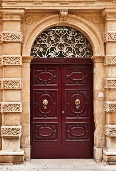 Старая дверь, Мдина, Мальта — стоковое фото