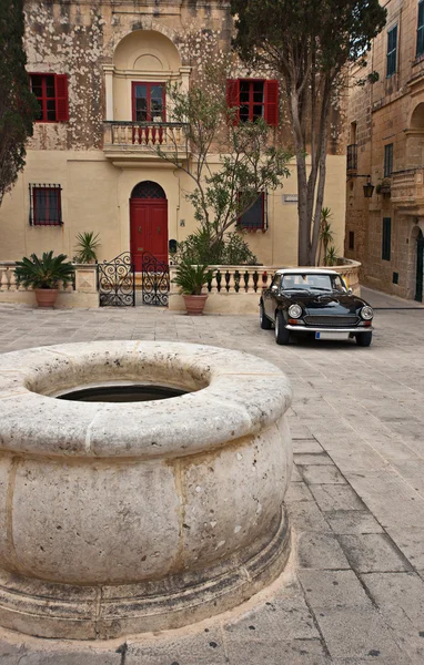 Двор в Старом городе Мдина, Мальта — стоковое фото