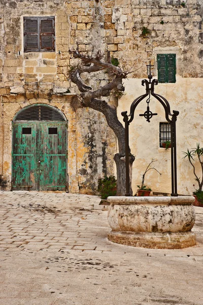 Cour dans la vieille ville de Mdina, Malte — Photo