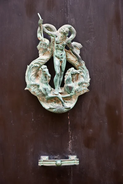 Dekoracyjne drzwi brązowy uchwyt, mdina, malta — Zdjęcie stockowe