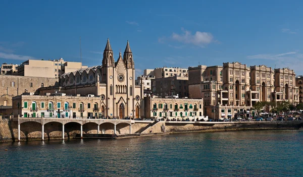 Кармелітів приходська церква в затоку Баллюта забезпечений, Сент-Джуліан, Мальта — стокове фото