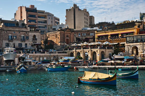 Traditionele maltese boten in spinola bay, st julian's, malta — Stockfoto