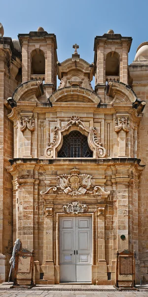 Небольшая барочная церковь в Валлетте, Мальта — стоковое фото