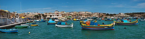 Panorámás kilátás nyílik a halászati falu marsaxlokk, Málta — Stock Fotó