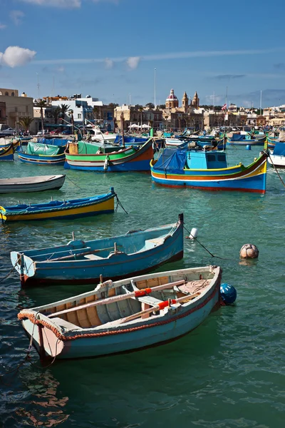 Barcos de pesca coloridos na vila piscatória Marsaxlokk, Malta — Fotografia de Stock