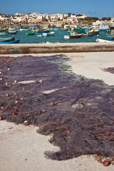 Сушка рыболовной сети в рыбацкой деревне Марсашлокк, Мальта — стоковое фото