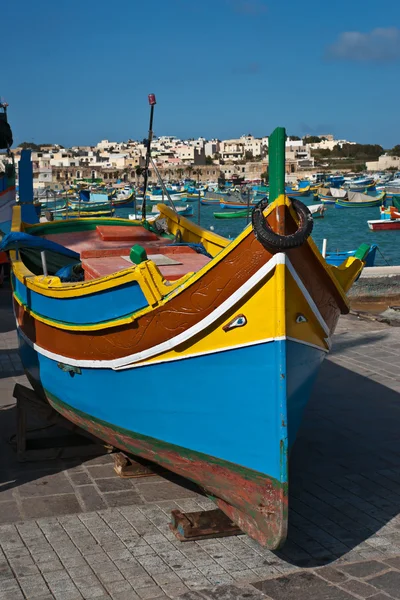 Luzzu, barcos de ojos tradicionales, en el pueblo pesquero de Marsaxlokk, Malta — Foto de Stock