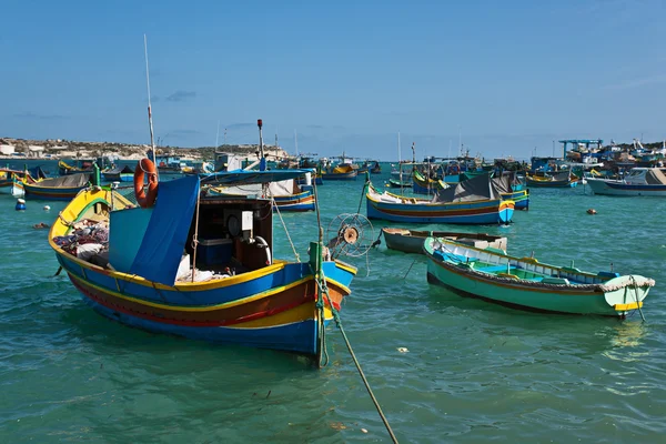 Luzzu, barcos de ojos tradicionales, en el pueblo pesquero de Marsaxlokk, Malta —  Fotos de Stock