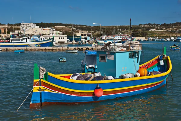 Luzzu，传统的眼小船，在捕鱼村马尔萨什洛克，马耳他 — 图库照片