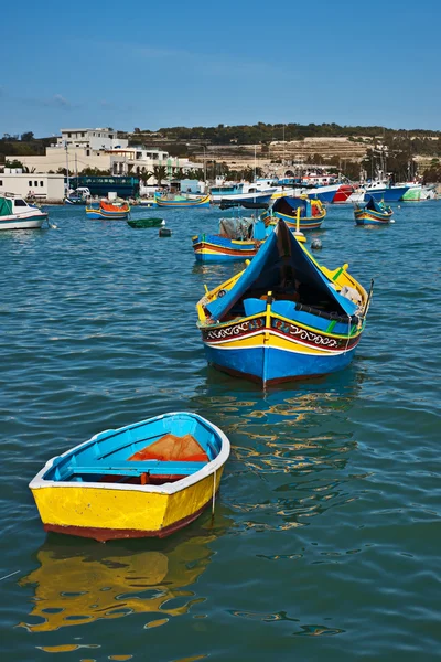Luzzu, barche tradizionali con gli occhi, nel villaggio di pescatori Marsaxlokk, Malta — Foto Stock