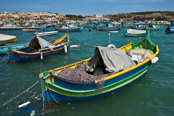 Luzzu，传统的眼小船，在捕鱼村马尔萨什洛克，马耳他 — 图库照片