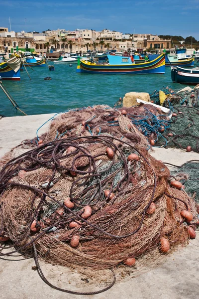 Рыбацкая сеть в рыбацкой деревне Марсашлокк, Мальта — стоковое фото
