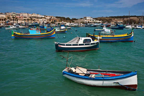 Coloridos barcos de pesca en el pueblo pesquero Marsaxlokk, Malta — Foto de Stock