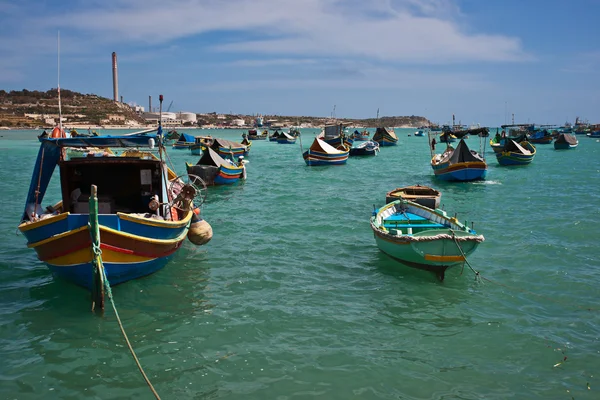 Luzzu, barche tradizionali con gli occhi, nel villaggio di pescatori Marsaxlokk, Malta — Foto Stock