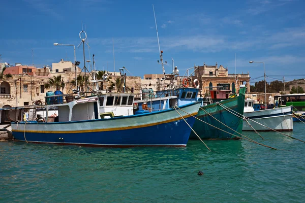 Barcos de pesca na aldeia piscatória Marsaxlokk, Malta — Fotografia de Stock