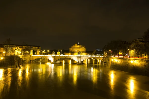 Nächtliche Stadtlandschaft am Tiber — Stockfoto