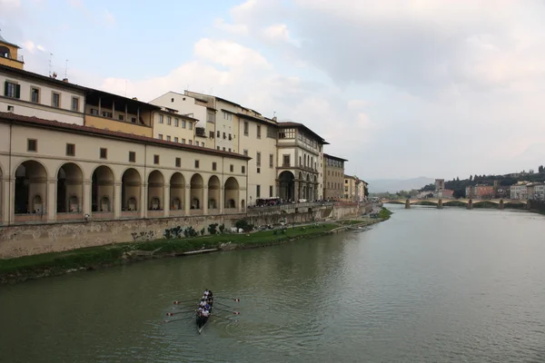 Florence over de arno rivier — Stockfoto