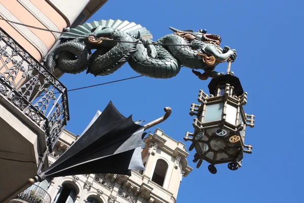 Δράκος και την ομπρέλα του casa bruno διακόσμησης, Βαρκελώνη — Φωτογραφία Αρχείου