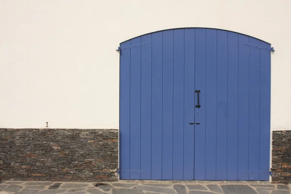 Дверь и фасад. Средиземноморье — стоковое фото