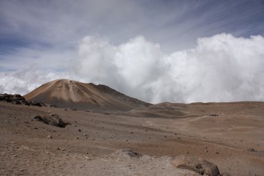 Volkan ile peyzaj. Mağripli. Ulusal doğal parkı kar. Andean