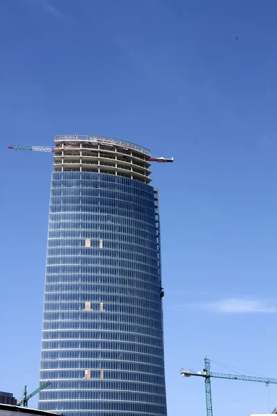 Crane in a skyscraper under construction. — Stock Photo, Image