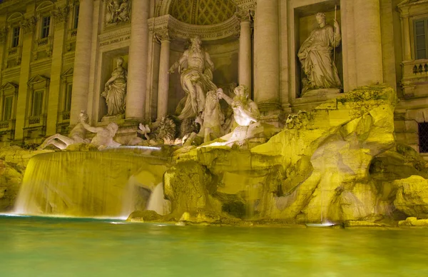 A famosa e romântica Fonte de Trevi, Roma — Fotografia de Stock