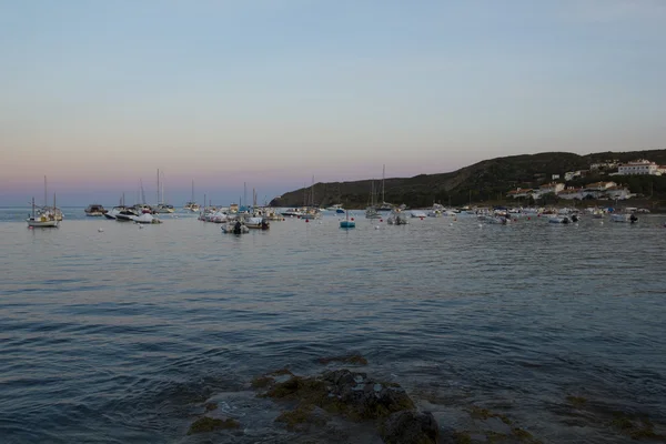 Boote in der Bucht von Cadaques. — Stockfoto